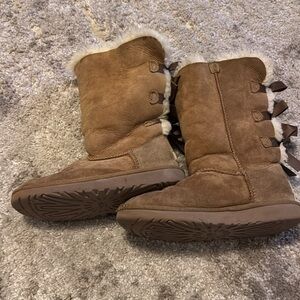 🍍Girls Ugg Bailey Bow boots🍍SZ 2
